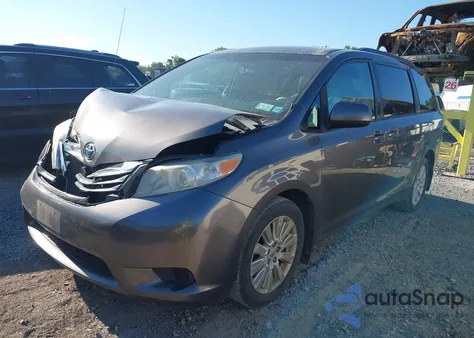 2013 Toyota Sienna Le 7 Passenger z USA, uszkodzony, nr VIN 5TDJK3DC1DS070615